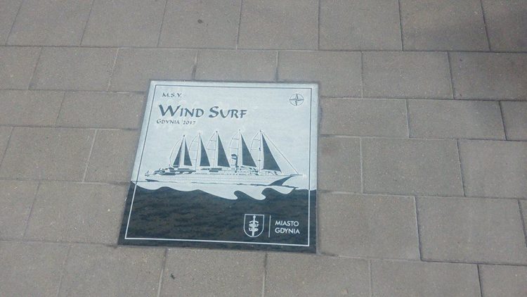 Tablica statku Wind Surf wmurowana…